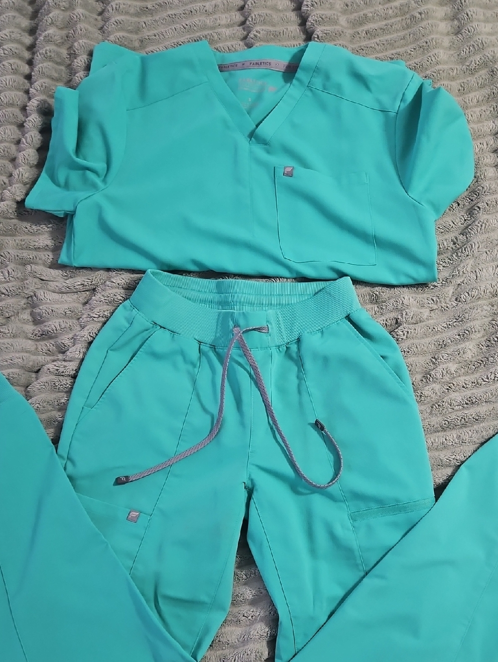 Fabletics Women's Surgical Green Scru Jogger Set - V-Neck Top & Drawstring Pants